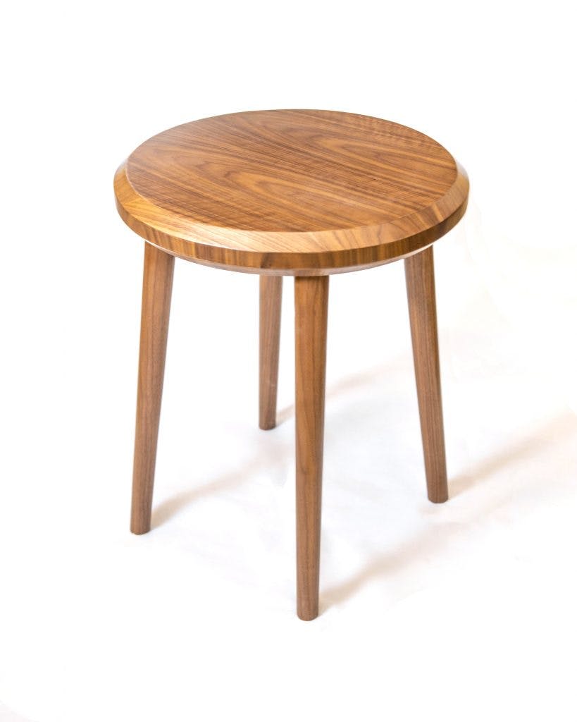 طاولة جانبية من خشب الجوز الأساسية 1