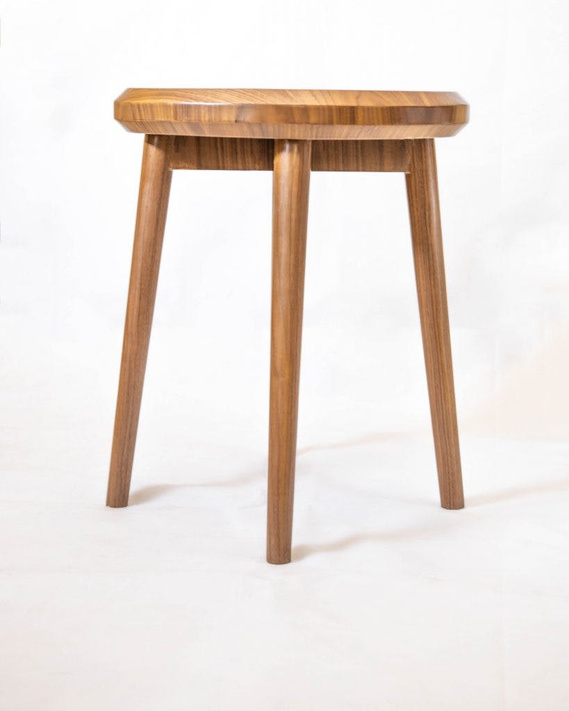 طاولة جانبية من خشب الجوز الأساسية 0